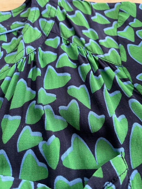 CONVERSATIONS BY ANTHROPOLOGIE - Navy & Green Heart Print Button Front Blouse - Picture 4 of 10